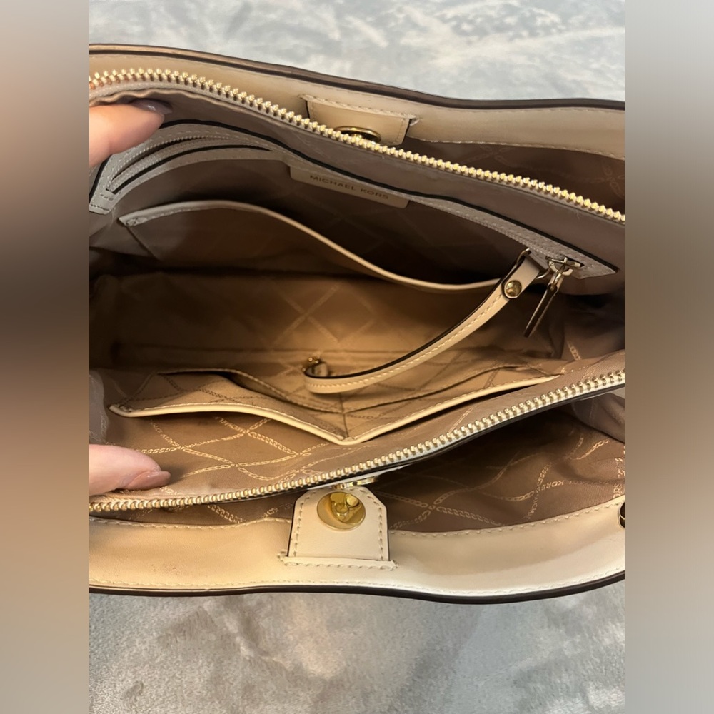 Michael Kors Leather Susan Cream w/ Gold Hardware Medium Quilted Tote B… - Picture 13 of 16
